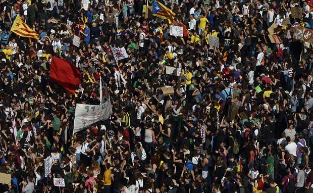 Estudantes protestam contra reajustes na educação nesta quarta-feira (17) em Barcelona, na Espanha (Foto: AP)