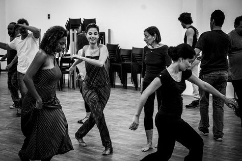 Emanuelle Araújo dança com Edvana Carvalho (esquerda) e Patrícia França na preparação para &#39;Malhação&#39; (Foto: João Cotta/ TV Globo)