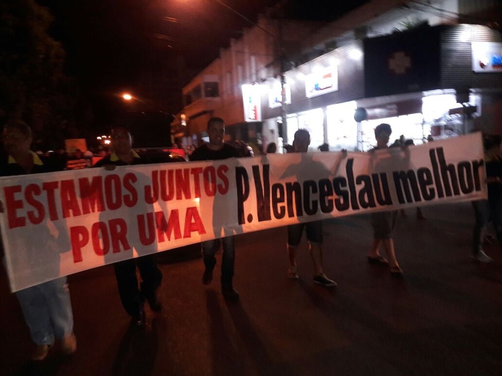 Protesto ocorreu na noite desta segunda-feira (10), em Presidente Venceslau (Foto: Cristiana Lobato/Cedida)