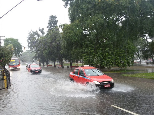 Forte pancada de chuva atingiu Porto Alegre neste sábado (3) (Foto: Juliano Chimenes/RBS TV)