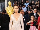 Jennifer Lopez aposta em decotão para ir ao Oscar