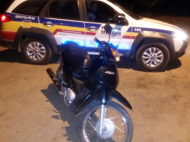 Moto furtada foi encontrada nas imediações da BR-251 (Foto: Polícia Militar/Divulgação)