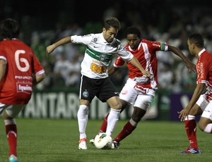 Everton Ribeiro do Coritiba e Josa do Náutico (Foto: Geraldo Bubniak / Ag. Estado)