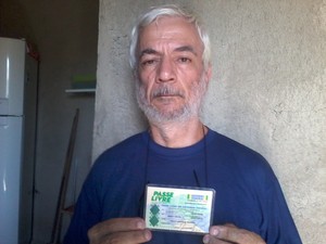 Paulo mostra documento que o autoriza a estacionar em vagas exclusivas. (Foto: Paulo Mendes/Arquivo pessoal)