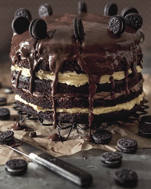 Quatro camadas de massa, dois recheios diferentes, cobertura e biscoitos para decorar: este bolo recheado leva um certo tempo para fazer, mas como compensa... (Foto: Ulrika Ekblom/StockFood)