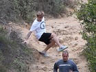 Justin Bieber leva tombo durante corrida em trilha de pedras