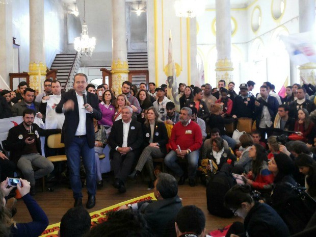 Eduardo Campos discursou para jovens durante ato de campanha em Pelotas (RS) (Foto: Patrícia Porciúncula/RBS TV)