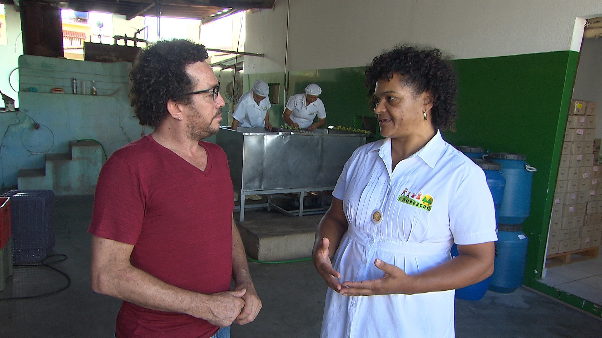 Josemar Pinzoh entrevista Benedita Varjão, tesoureira da cooperativa (Foto: Divulgação)