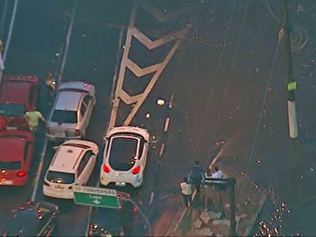 Carros e pedestres ficaram ilhados por conta de enchente na Zona Oeste de SP (Foto: Reprodução/TV Globo)