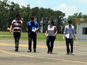 Grupo de técnicos visita aeroporto de Piracicaba (Foto: Edijan Del Santo/EPTV)