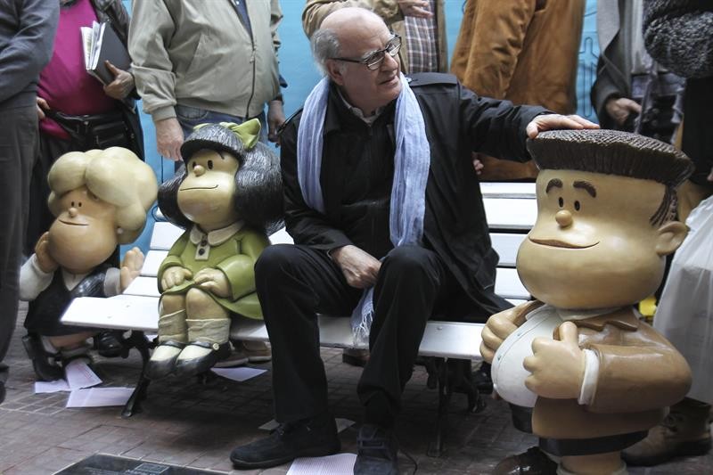  Para comemorar os 50 anos da personagem Mafalda, o seu criador argentino, Joaquín Salvador Lavado, apresentou nesta segunda-feira as estátuas dos personagens Manolito e Susanita, no bairro San Telmo, em Buenos Aires