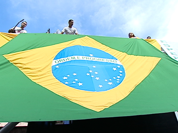 Bandeira do Brasil, durante o Grito dos Excluídos, em Vitória. (Foto: Reprodução/TV Gazeta)