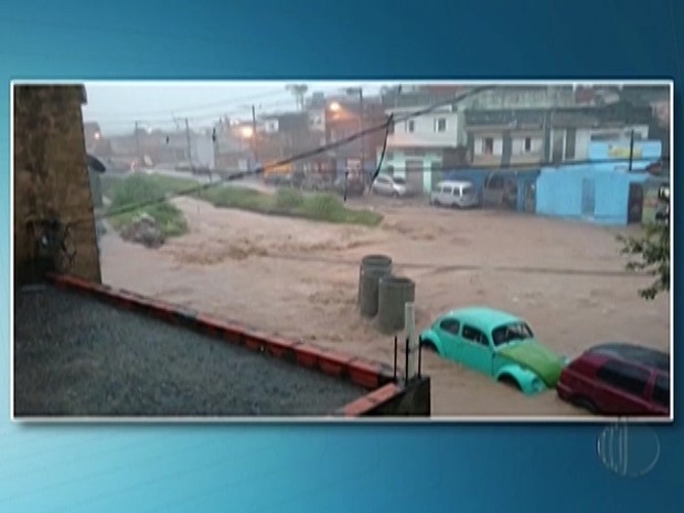 Moradora de Ferraz registra estragos da chuva no bairro Jardim Rosana (Foto: Reprodução/TV Diário)