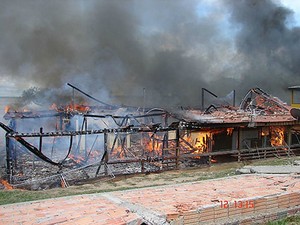 Casa foi destruída por fogo (Foto: Arquivo Pessoal)