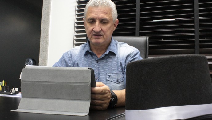 Eduardo Maluf, diretor de futebol do Atlético-MG, no seu gabinete de trabalho (Foto: Maurício Paulucci / Globoesporte.com)