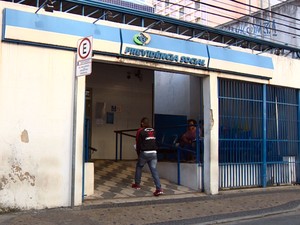 Segurado entra na agência de perícias do INSS em Campinas (Foto: Reprodução EPTV)