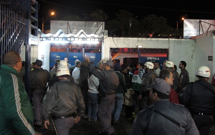 Xingado pela torcida, Paulo Nobre tem dificuldade para sair do Prudentão