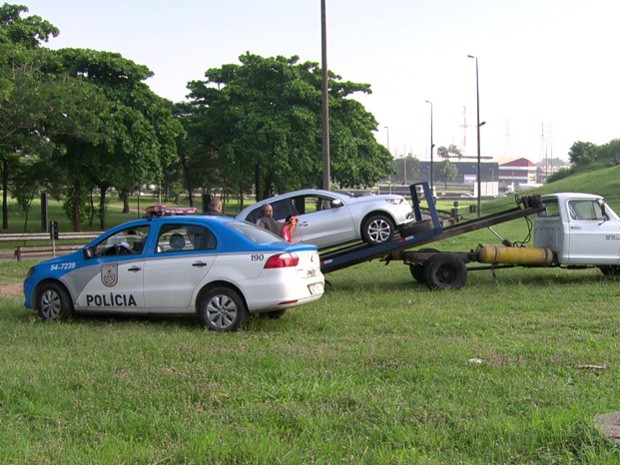 Carros são roubados na Dutra na manhã deste sábado (18) (Foto: Reprodução/TV Globo)