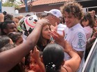 José Loreto é 'imprensado' por fãs em futebol de artistas no Rio