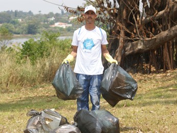 Roney Santana trabalhando na limpeza da margem do lago (Foto: Vianey Bentes)