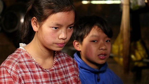 Tao Lan tem 14 anos e cuida do irmão menor enquanto pais moram em outra cidade (Foto: BBC)