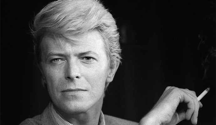 David Bowie fuma um cigarro durante coletiva de imprensa no festival de cinema de Cannes em maio de 1983