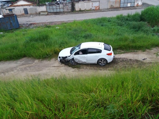 Carro caiu na ribanceira, mas motorista não se feriu (Foto: Vanguarda Repórter/Marco Castro)
