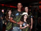 Programa família! Marcos Pasquim leva namorada e filha ao Rock in Rio