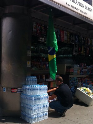 Banca de jornal na Avenida Paulista, com estoque de garrafas de água e apitos. O kit protesto custa R$ 5 (Foto: Thaís Lazzeri)