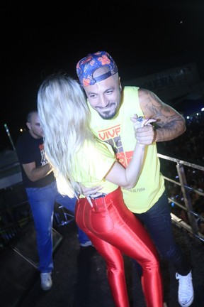 Ex-BBBs Aline e Fernando em micareta em Feira de Santana, na Bahia (Foto: Fred Pontes/ Divulgação) Ex-BBBs Aline e Fernando em micareta em Feira de Santana, na Bahia (Foto: Fred Pontes/ Divulgação)