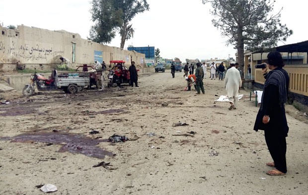Afegãos inspecionam local de ataque em Khost nesta quinta-feira (2) (Foto: Nasim Liwal/AP)