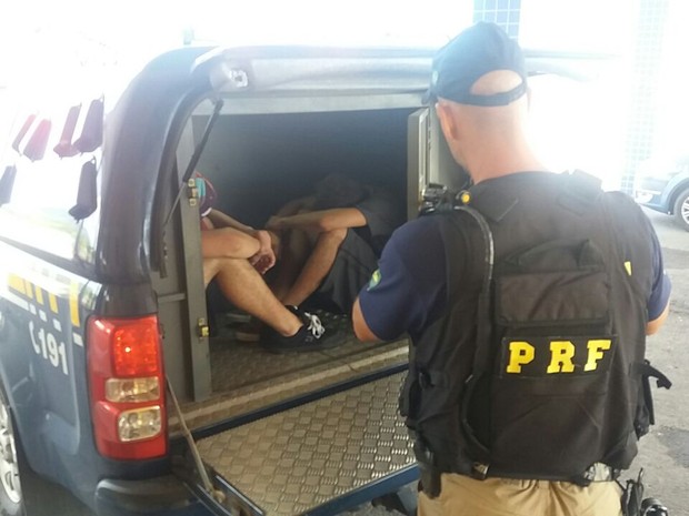 Dois jovens foram detidos pela PRF (Foto: PRF/Divulgação)