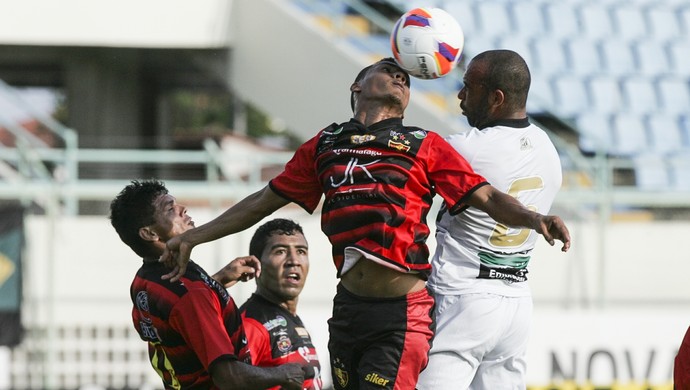 Ceará esbarra na forte marcação do Guarani de Juazeiro (Foto: Lucas de Menezes/ Agência Diário)