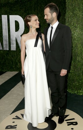 Natalie Portman e o marido, Benjamin Millepied, em festa pós-Oscar nos EUA (Foto: Danny Moloshok/ Reuters)