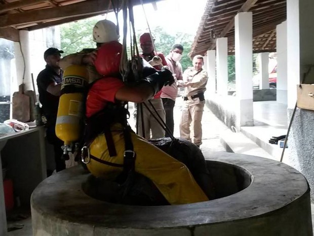 Bombeiros precisaram usar máscaras para remover o corpo do menor de dentro da cisterna (Foto: Divulgação/Corpo de Bombeiros-TO)