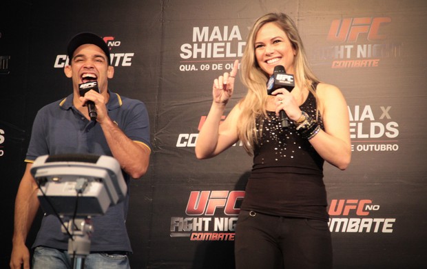 paula sack renan barão mma ufc pesagem (Foto: Rodrigo Malinverni)