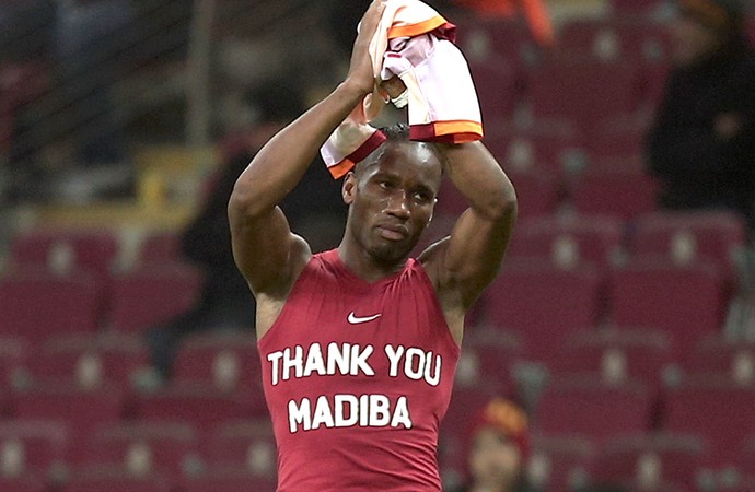Drogba camisa homenagem Mandela (Foto: AP) Drogba camisa homenagem Mandela (Foto: AP)