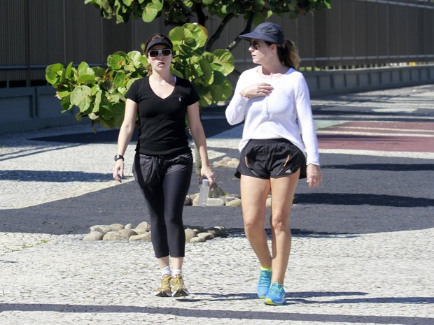 Giovanna Antonelli caminha com amiga na orla da Barra da Tijuca, RJ (Foto: Dilson Silva / Agnews)