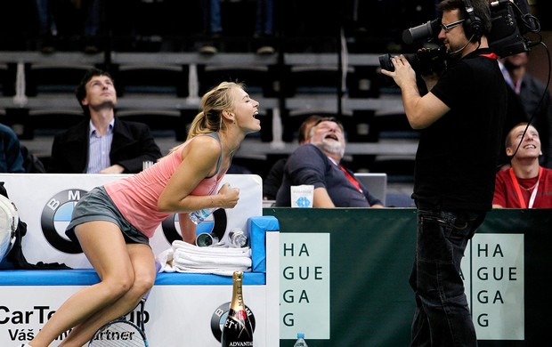 Maria Sharapova brincando tênis comemorativo Lucie Safarova (Foto: Reuters)