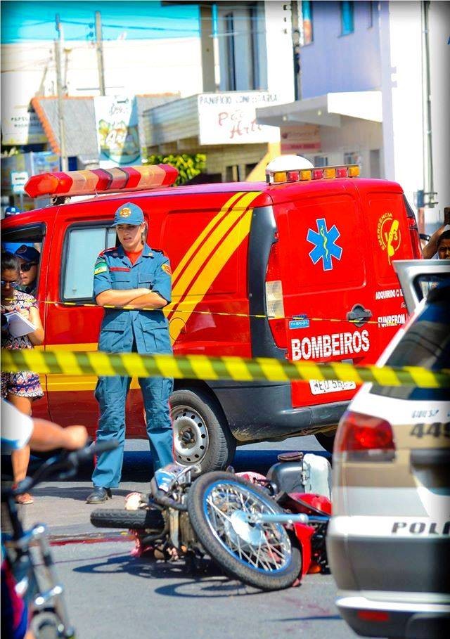 G1 Motociclista morre após bater em carreta estacionada em Laguna