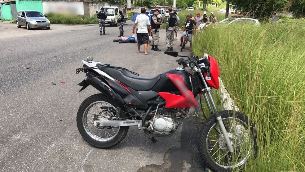 Condutor da moto foi socorrido por ambulância dos Bombeiros e levado para o Trauma de João Pessoa (Foto: Walter Paparazzo/G1)