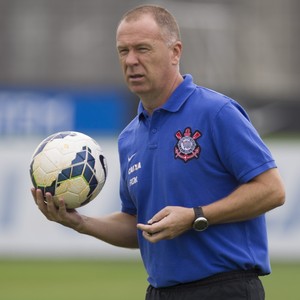 Mano relaciona 20 jogadores do Corinthians para enfrentar o Goiás
