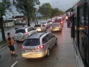 Ônibus até TI TIP ficou cerca de 15 minutos parado em engarrafamento na Avenida Abdias de Carvalho causado pela passagens das seleções da Espanha e Uruguai na BR-232. (Foto: Luna Markman/G1)