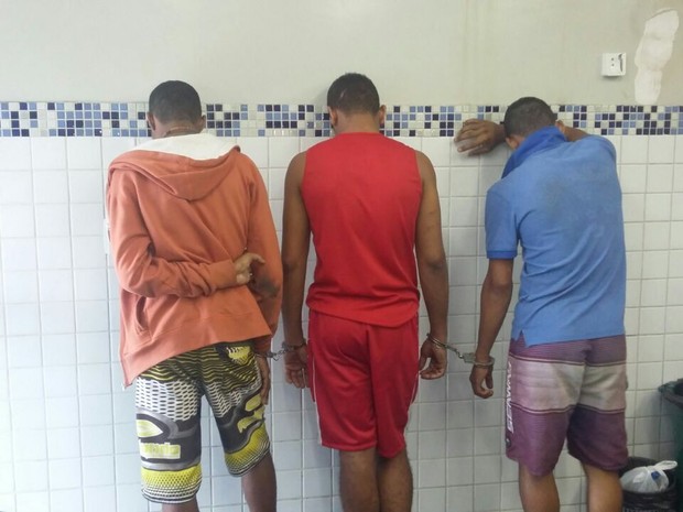 Um assaltante foi morto e outros três foram detidos após tentativa de assalto no metrô do Recife (Foto: Cacyone Gomes/TV Globo)