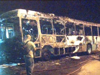 Ônibus foi incendiado no bairro João Paulo (Foto: Reprodução/RBS TV)