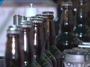 Fábrica produz há seis anos cervejas artesanais em Santa Cruz do Sul (Foto: RBS TV/Reprodução)