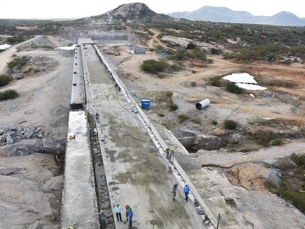 Obras da barragem de Oiticica, no município de Jucurutu, seguem atrasadas. Considerado solução para a seca na região Seridó potiguar, reservatório será o terceiro do estado em capacidade de armazenamento d’água (Foto: Anderson Barbosa e Fred Carvalho/G1)