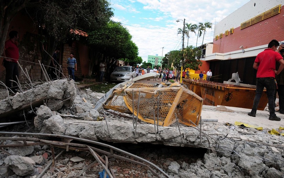  Destruição causada por explosões durante roubo a transportadora de valores em Ciudad del Este, no Paraguai  (Foto: Francisco Espinola/Reuters)
