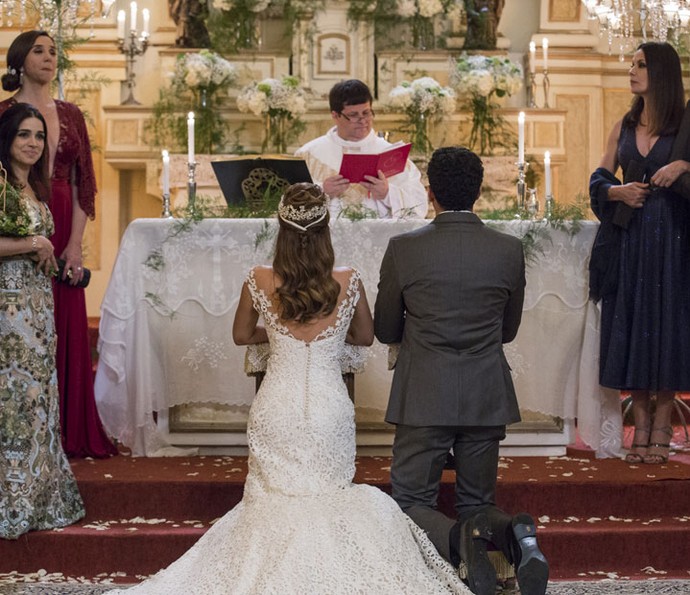 Padre começa o casamento de Tancinha e Beto (Foto: Ellen Soares/Gshow)