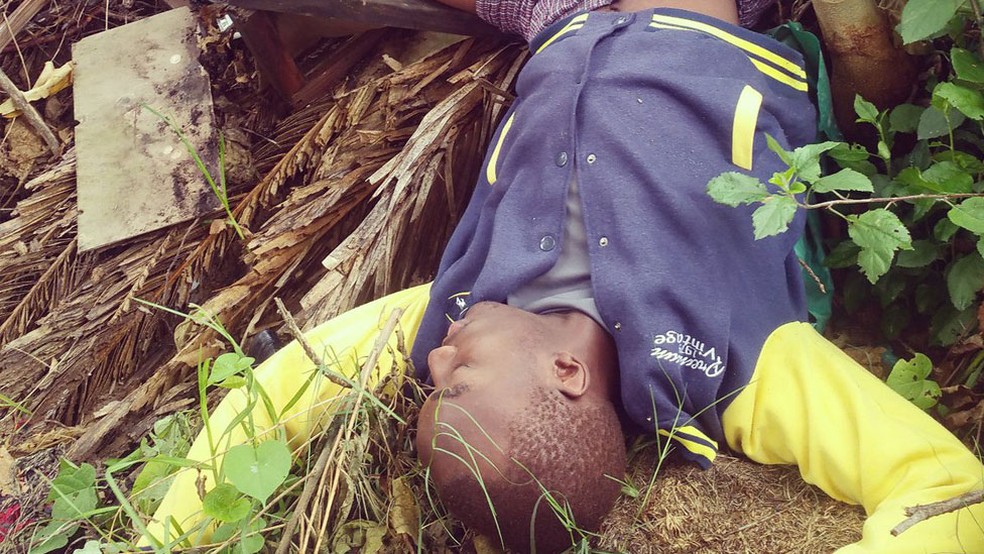 O chamado #DeadPoseChallenge (desafio da pose de morto, em tradução livre) é uma onda recente na internet na África do Sul é ser fotografado fingindo-se de morto. (Foto: Reprodução/BBC)